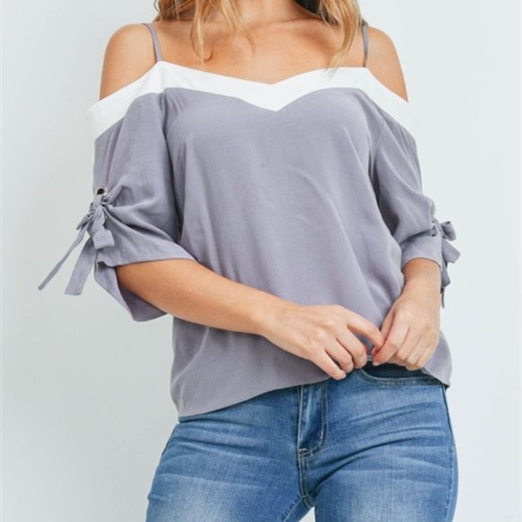 Tops - 🎉HP🎉Ash Gray Off White Top